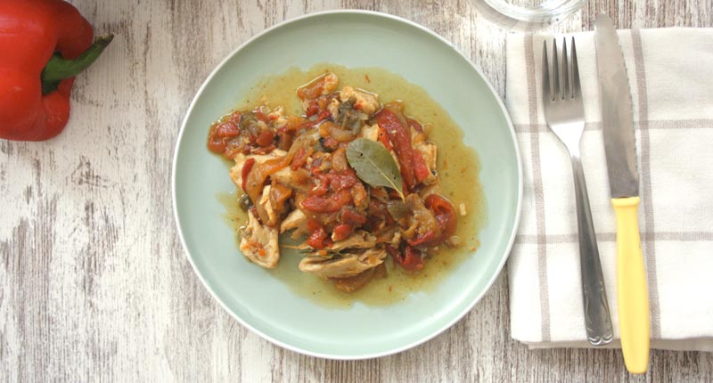 Pollo-al-chilindron-con-ensalada-de-pimientos-Surinver