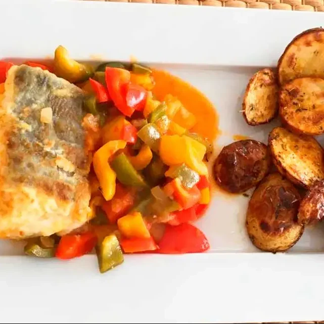 BACALAO CON PIMIENTOS ASADOS Y TOMATE RALLADO